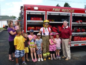 Mayor Reeves, Firefighter Mroz with Children